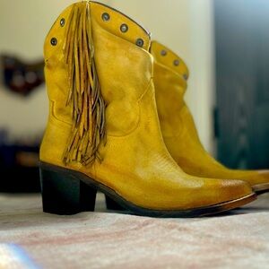 Circle G by Corral women’s studs & fringes ankle boot with zipper-yellow